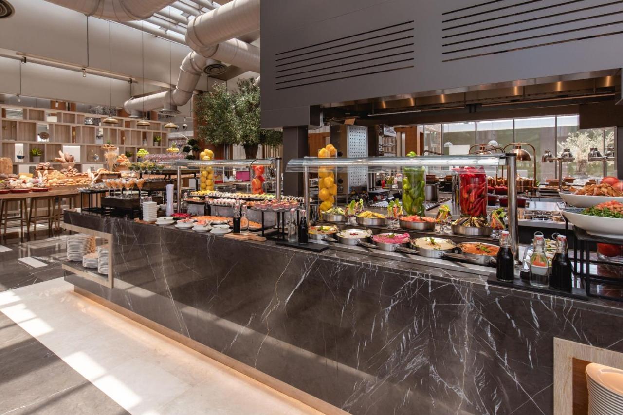 Jeddah Marriott Hotel Madinah Road Bagian luar foto The buffet at the hotel