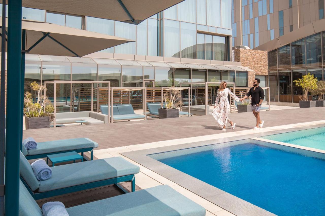 Jeddah Marriott Hotel Madinah Road Bagian luar foto The pool at the hotel