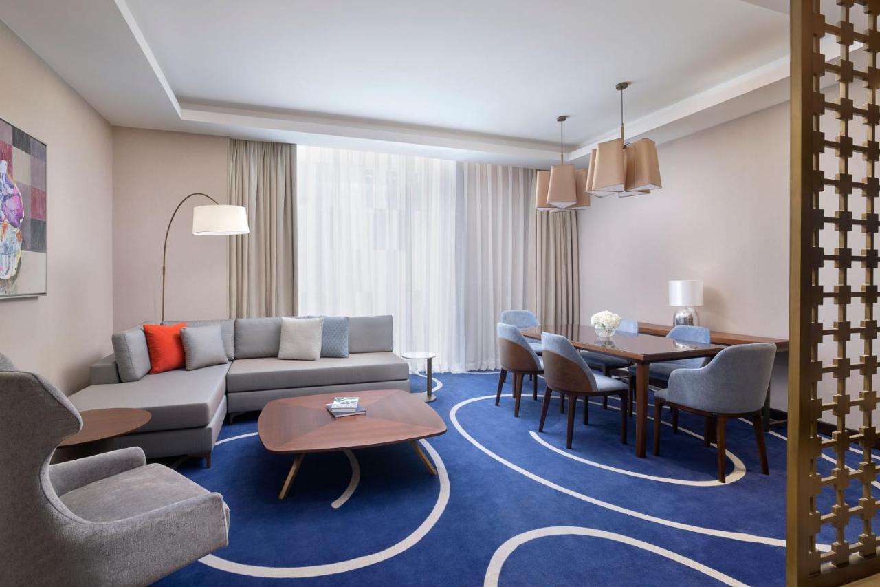Jeddah Marriott Hotel Madinah Road Bagian luar foto A suite at the hotel