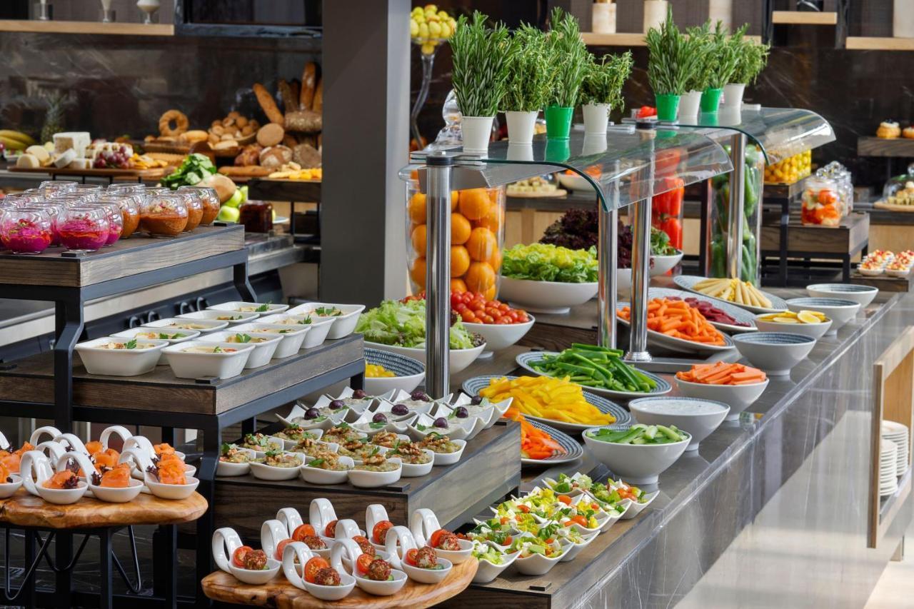 Jeddah Marriott Hotel Madinah Road Bagian luar foto A salad bar