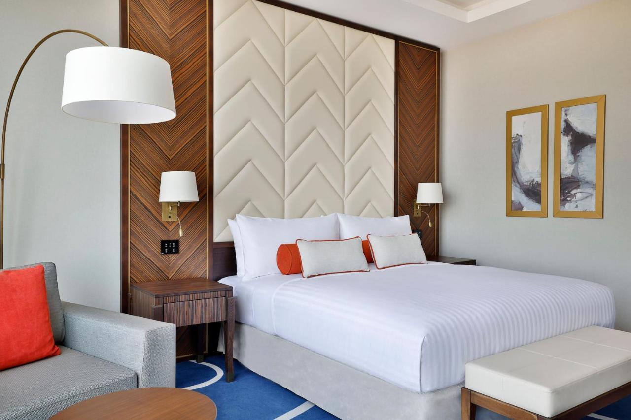 Jeddah Marriott Hotel Madinah Road Bagian luar foto A guest room at the hotel