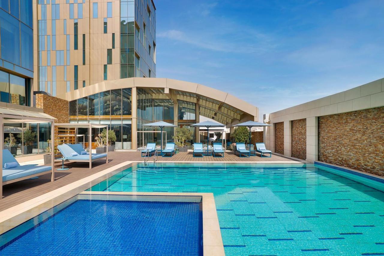 Jeddah Marriott Hotel Madinah Road Bagian luar foto The swimming pool at the hotel