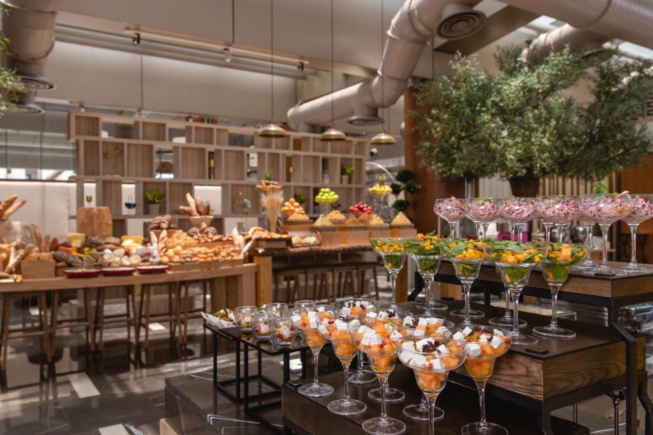 Jeddah Marriott Hotel Madinah Road Bagian luar foto The buffet at the restaurant