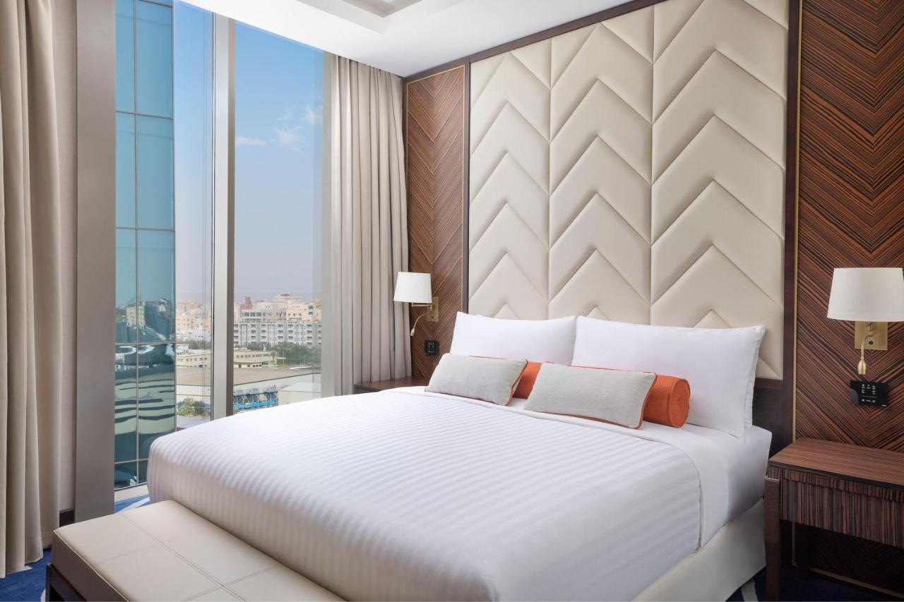 Jeddah Marriott Hotel Madinah Road Bagian luar foto A bedroom at the hotel