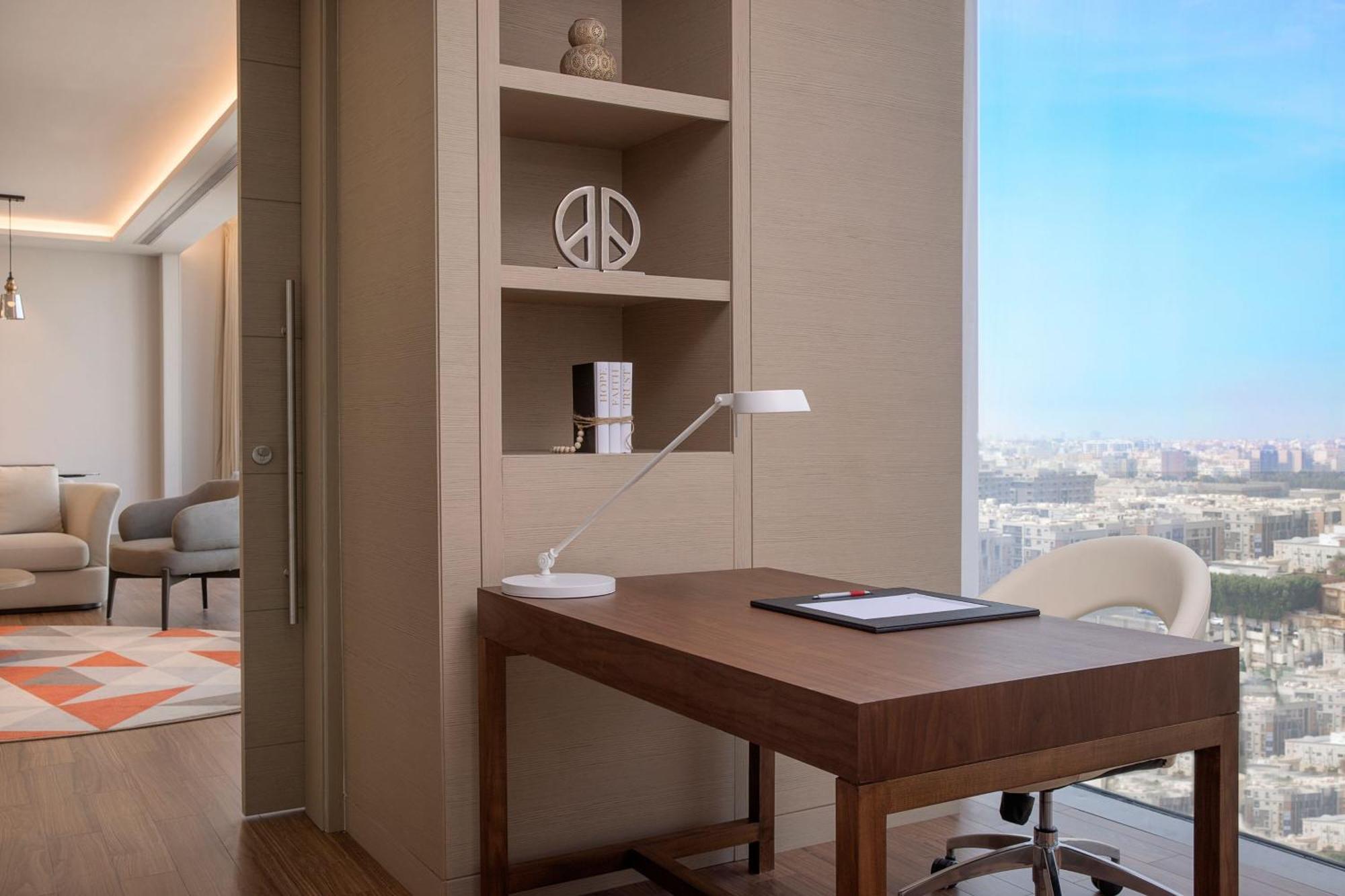 Jeddah Marriott Hotel Madinah Road Bagian luar foto A work desk in a hotel room