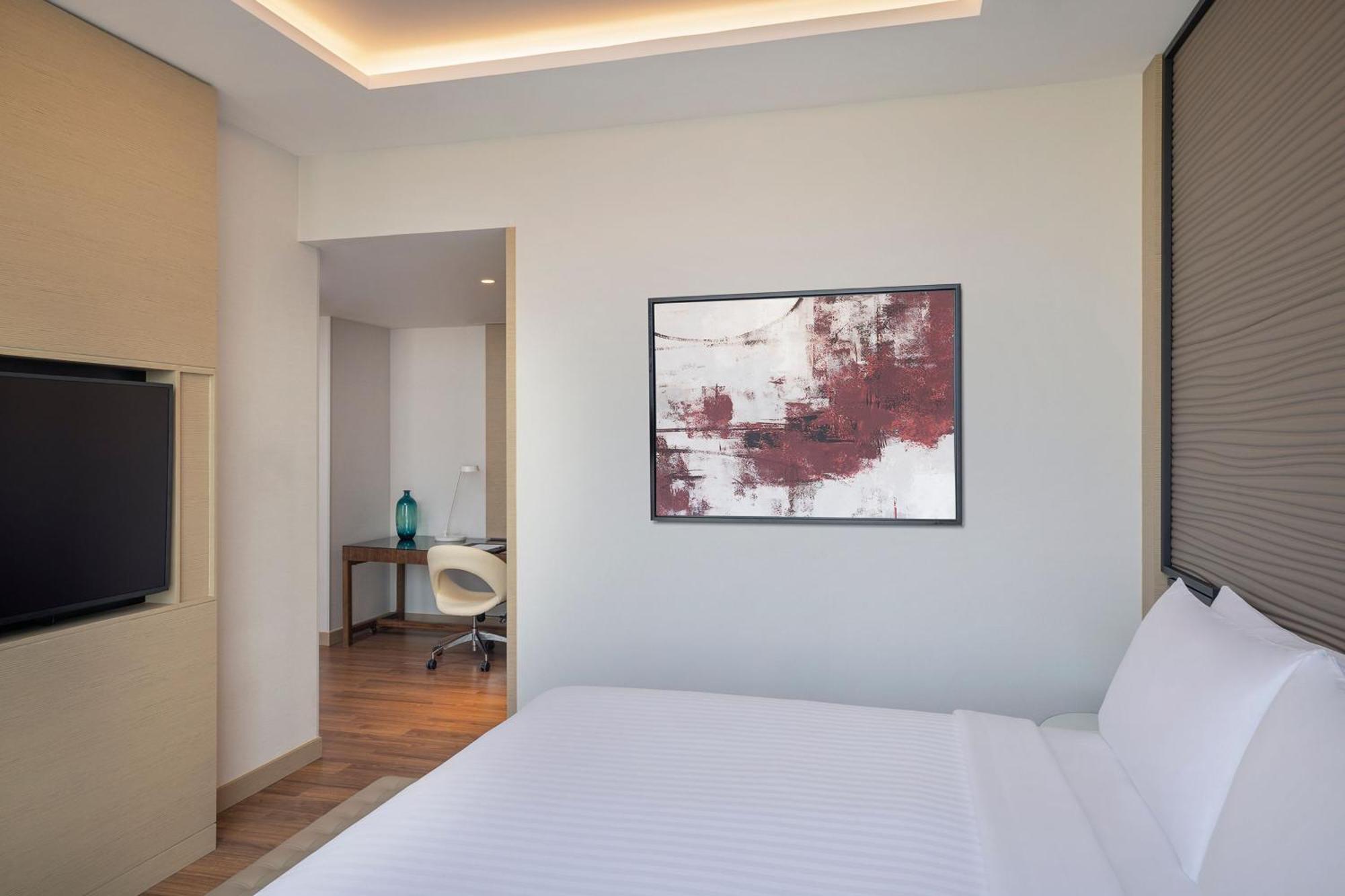 Jeddah Marriott Hotel Madinah Road Bagian luar foto A bedroom at the hotel