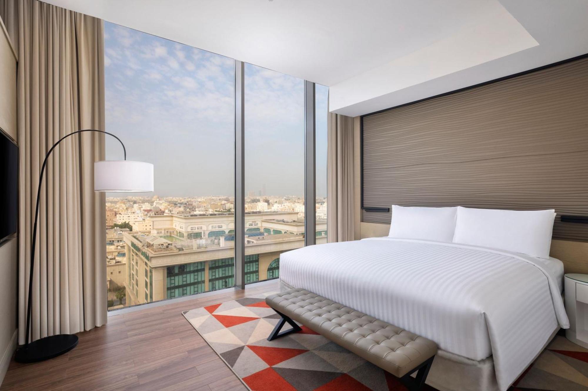 Jeddah Marriott Hotel Madinah Road Bagian luar foto A bedroom at the hotel