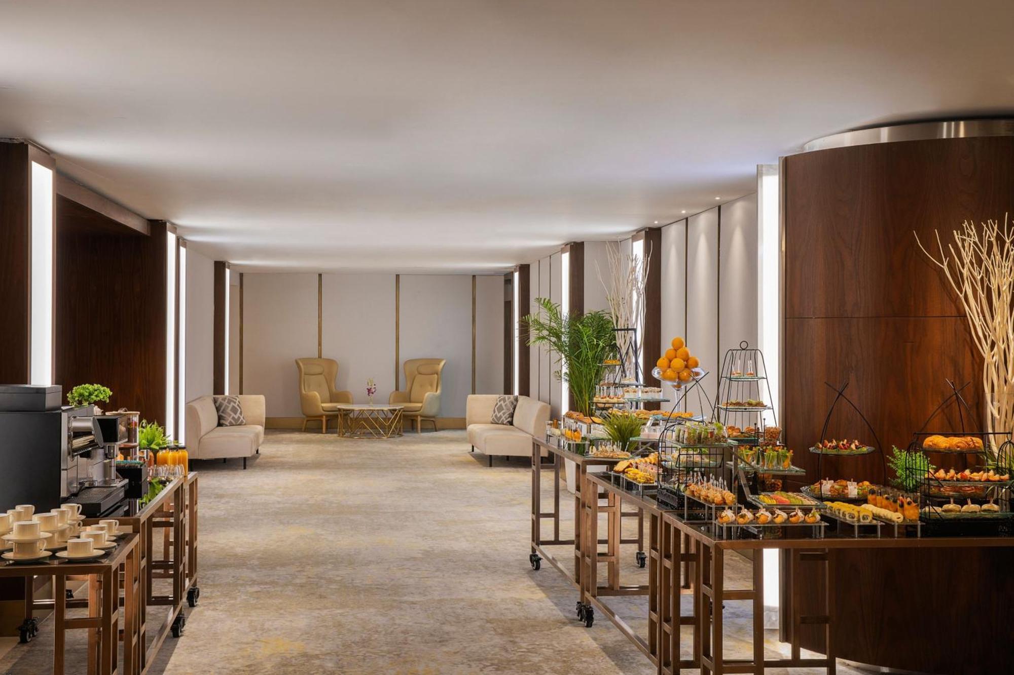 Jeddah Marriott Hotel Madinah Road Bagian luar foto The Westin Mumbai International Airport