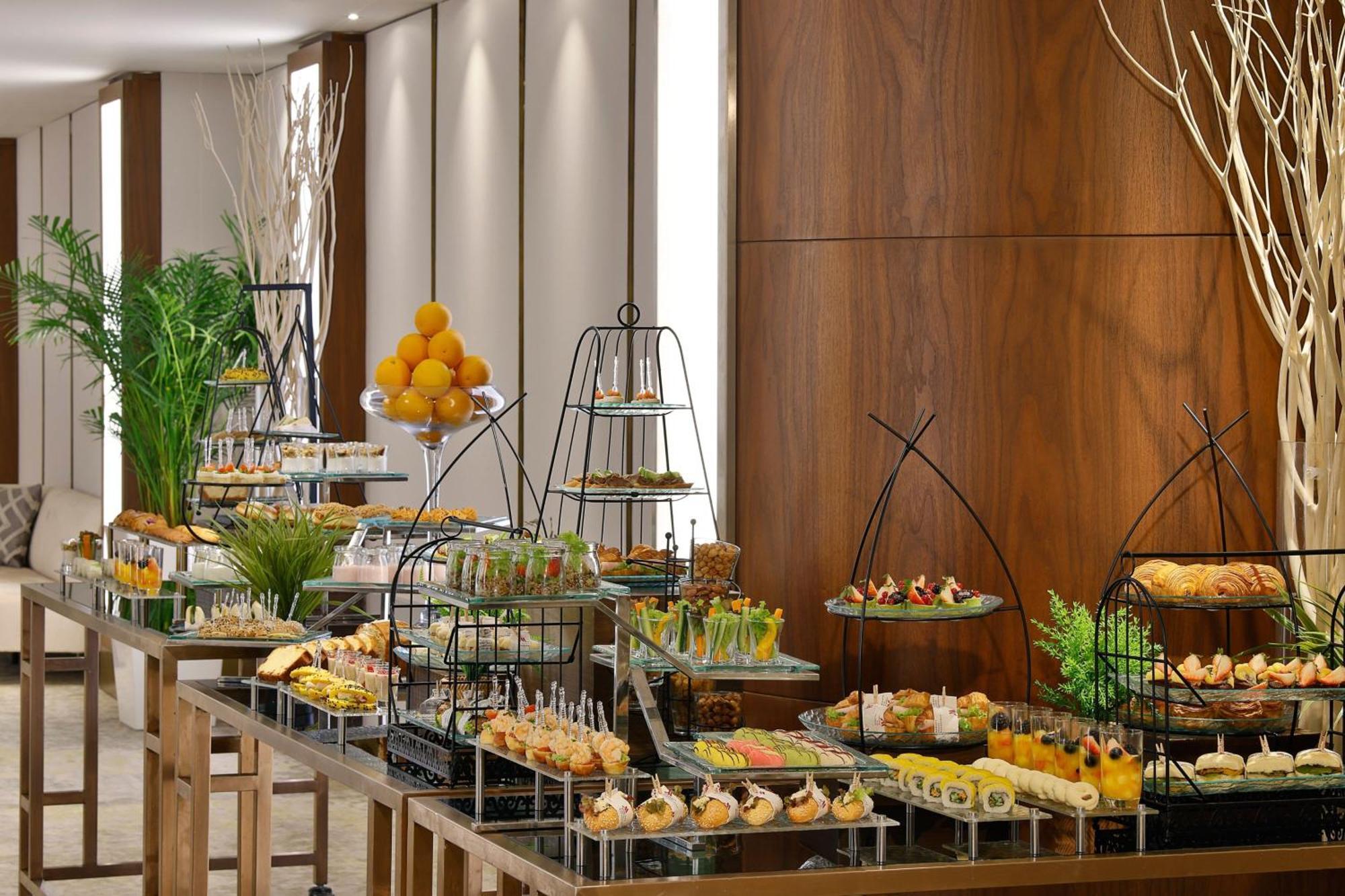 Jeddah Marriott Hotel Madinah Road Bagian luar foto A buffet at a hotel