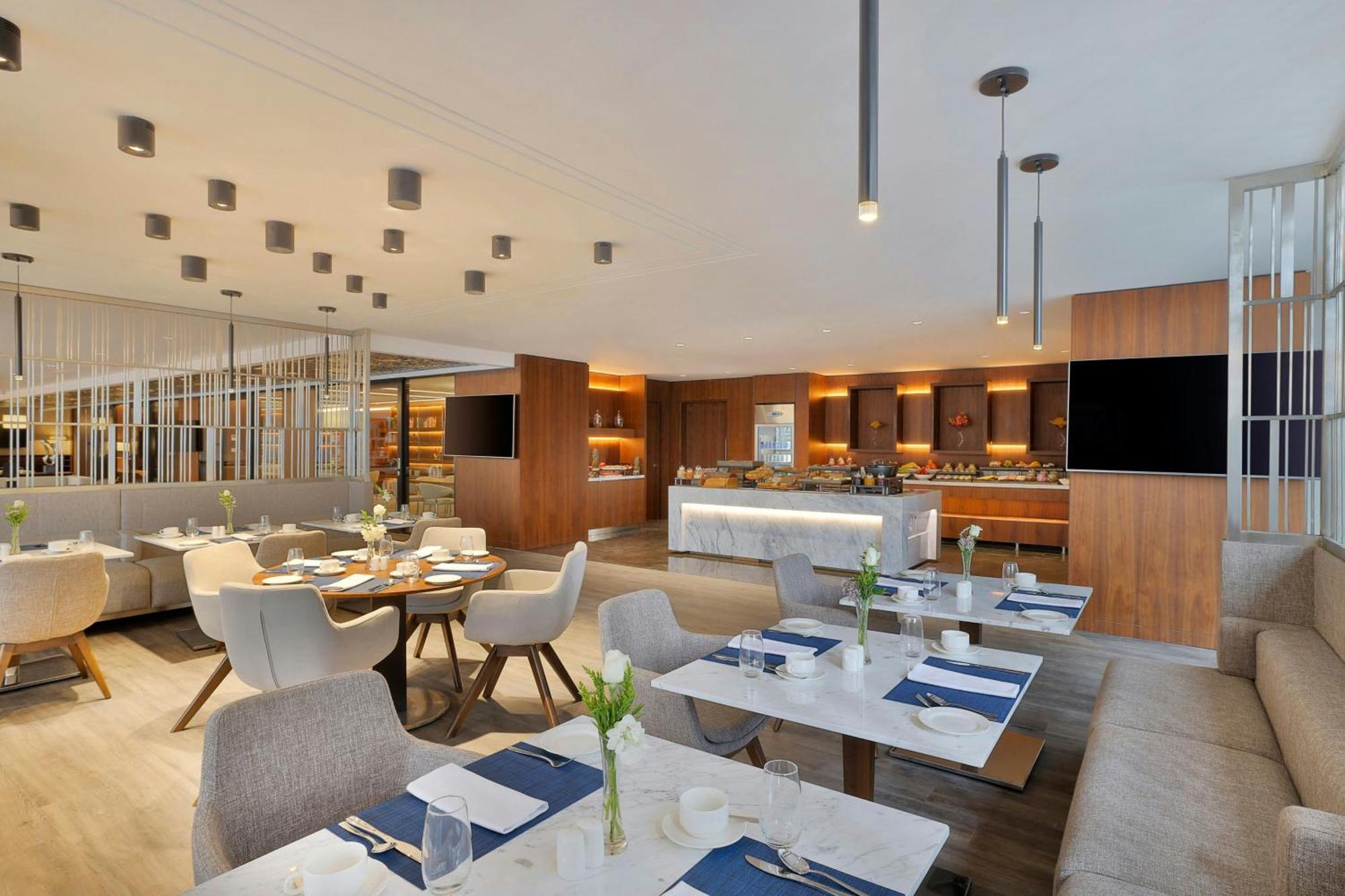 Jeddah Marriott Hotel Madinah Road Bagian luar foto The lounge at the airport