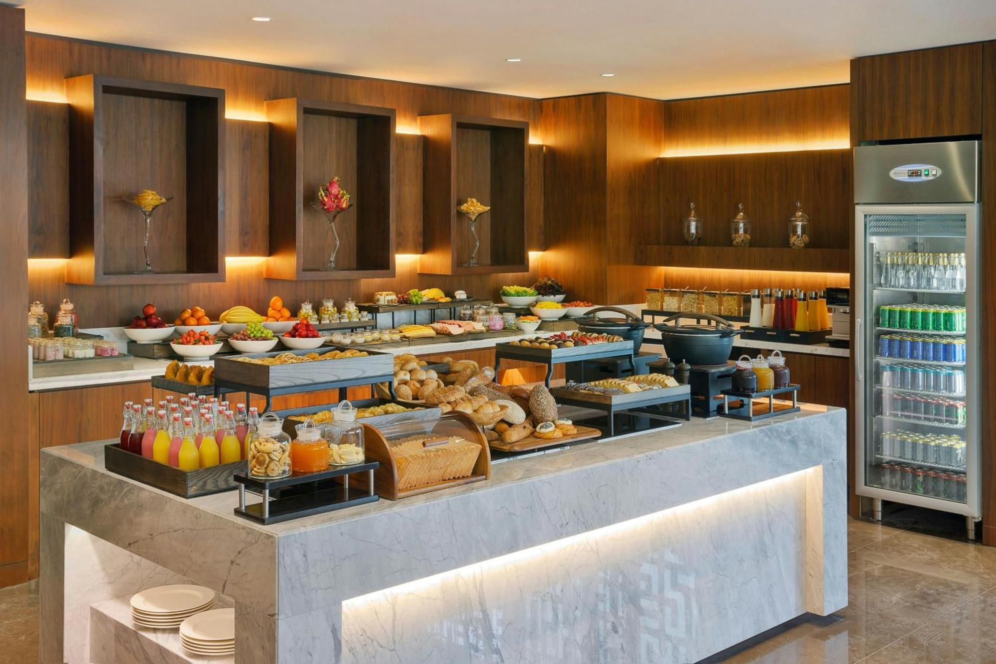 Jeddah Marriott Hotel Madinah Road Bagian luar foto A buffet at a hotel